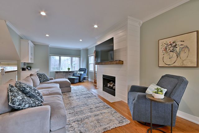 142 W 3rd Street 142, Elmhurst, IL 60126