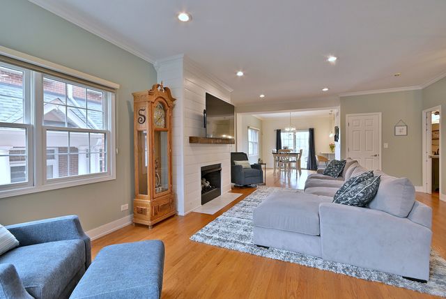 142 W 3rd Street 142, Elmhurst, IL 60126