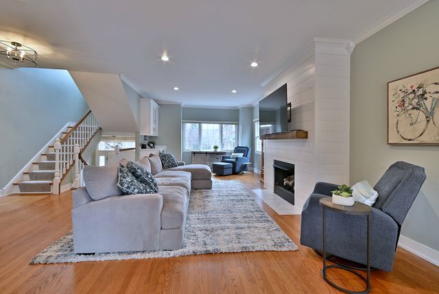 142 W 3rd Street 142, Elmhurst, IL 60126