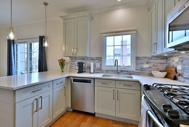 142 W 3rd Street 142, Elmhurst, IL 60126