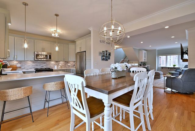 142 W 3rd Street 142, Elmhurst, IL 60126