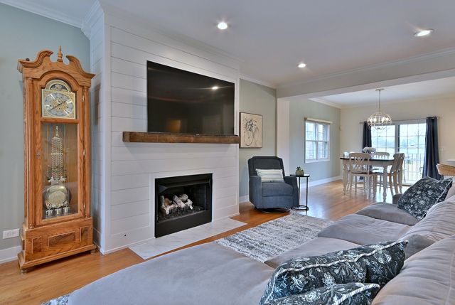 142 W 3rd Street 142, Elmhurst, IL 60126