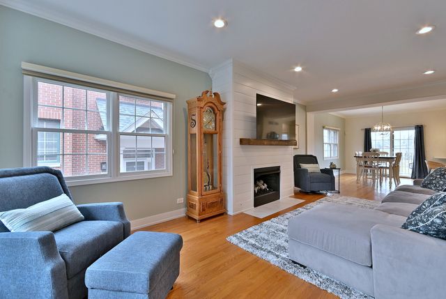 142 W 3rd Street 142, Elmhurst, IL 60126