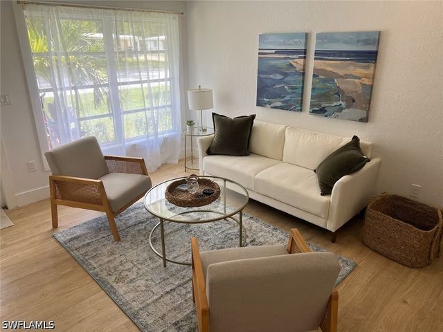 1220 Embassy Lane, Naples, FL 34104