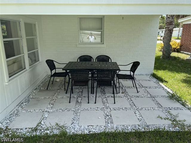 1220 Embassy Lane, Naples, FL 34104