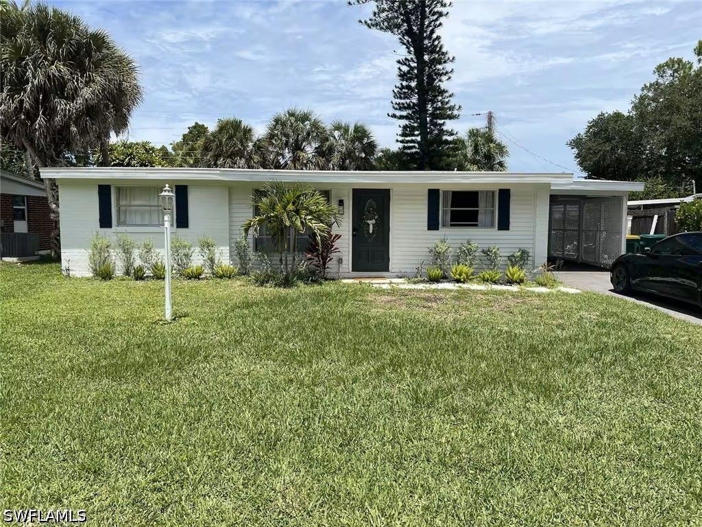 1220 Embassy Lane, Naples, FL 34104