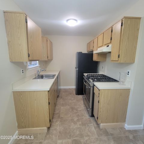 10 Edgeware Close, Freehold, NJ 07728