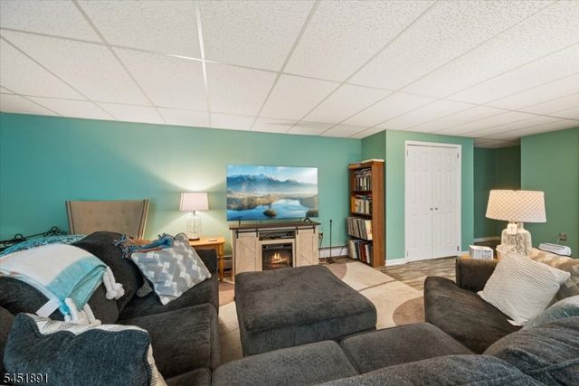 19 Mohawk Ave, Hopatcong Boro, NJ 07843