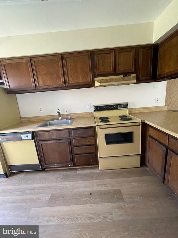 Image 10 of property listing at 15837 MILLBROOK LN #123, Laurel, MD 20707