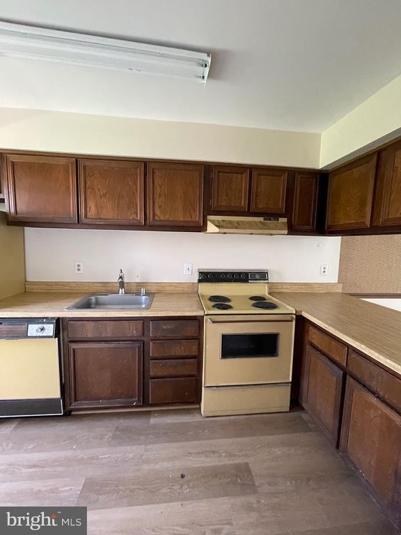 Image 8 of property listing at 15837 MILLBROOK LN #123, Laurel, MD 20707