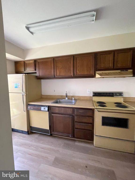 Image 9 of property listing at 15837 MILLBROOK LN #123, Laurel, MD 20707