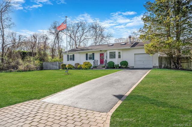 9 Hickory Lane, East Moriches, NY 11940