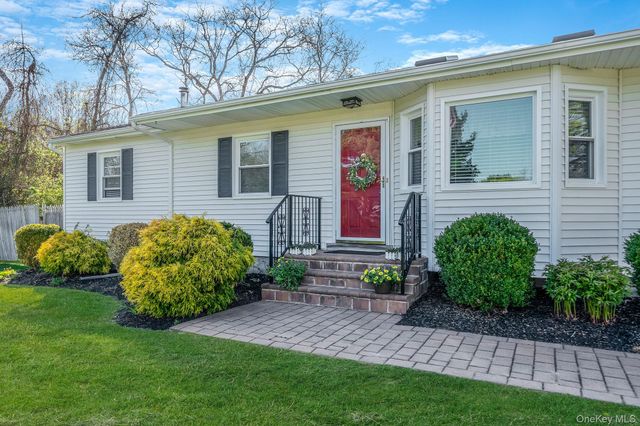 9 Hickory Lane, East Moriches, NY 11940