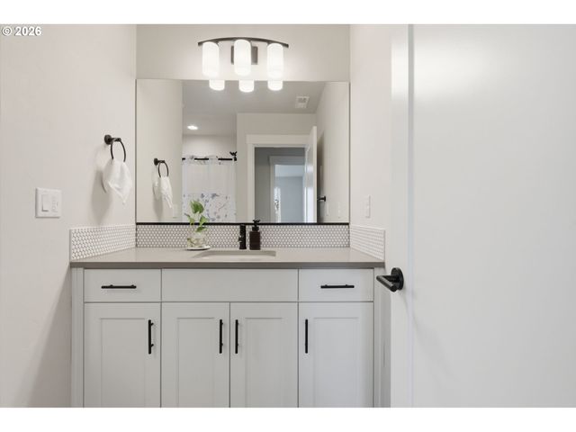 8165 Se VERMONT St, Hillsboro, OR 97123