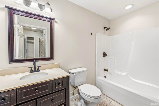 3229 Kent Lane, South Bend, IN 46615