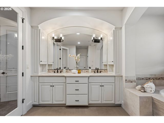 4530 Sw COUNCIL CREST Dr, Portland, OR 97239