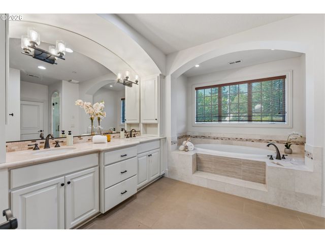 4530 Sw COUNCIL CREST Dr, Portland, OR 97239