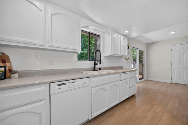 5807 Joni Ct, Pollock Pines, CA 95726