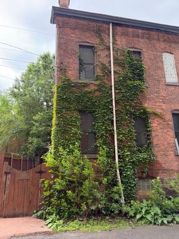 2106 FOX WAY, South Side, PA 15203