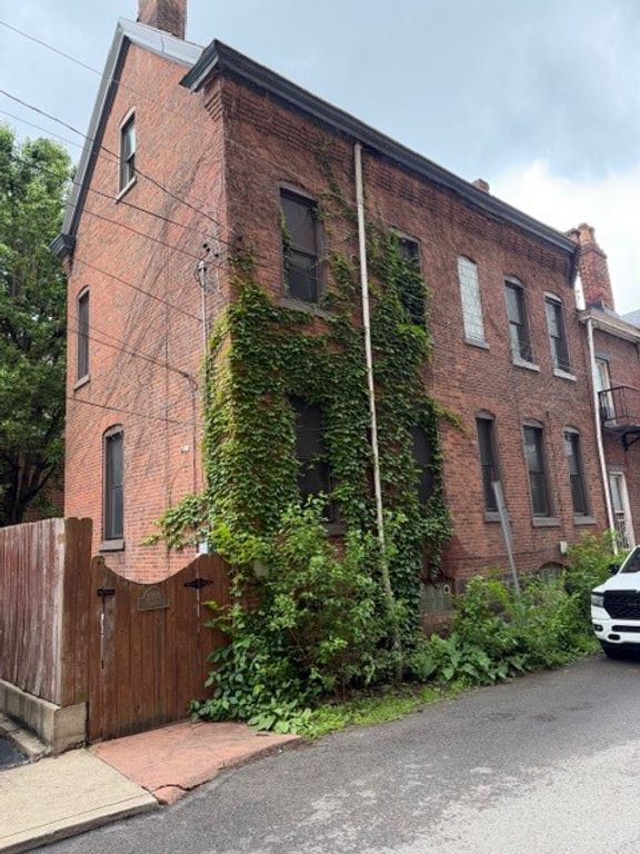 2106 FOX WAY, South Side, PA 15203