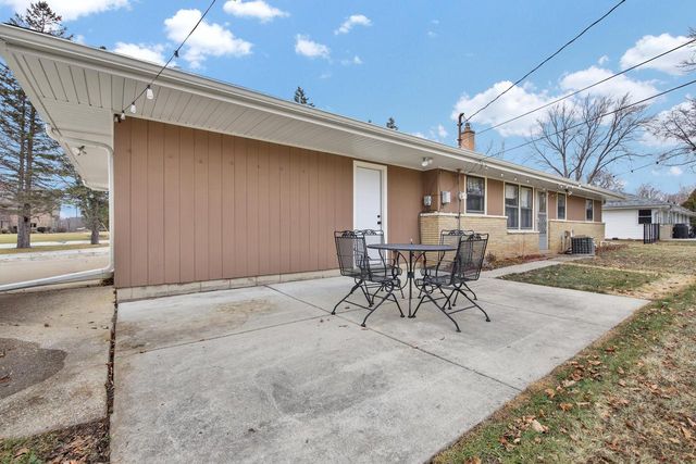 W144N4952 Stone DRIVE, Menomonee Falls, WI 53051