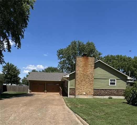 1205 W 14th Street Court, Chanute, KS 66720