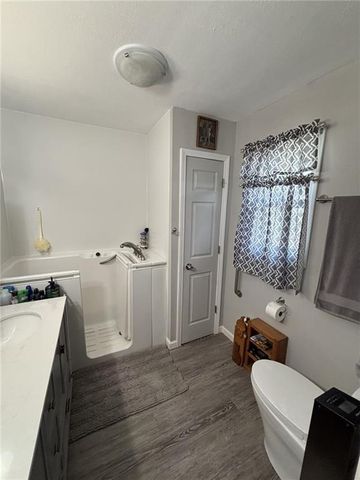 1205 W 14th Street Court, Chanute, KS 66720