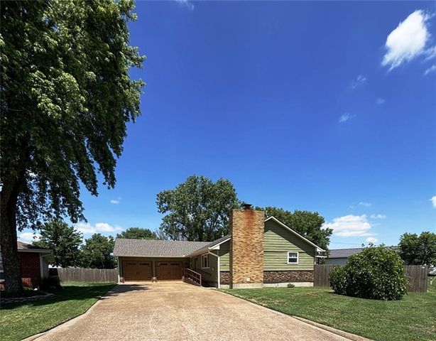 1205 W 14th Street Court, Chanute, KS 66720