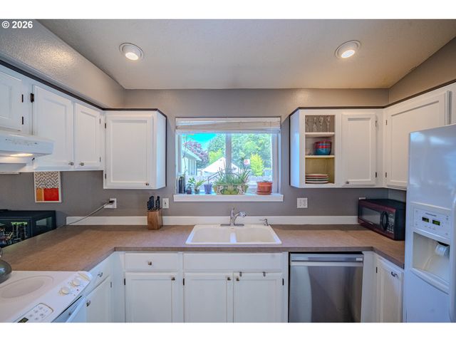 3126 S LA COSTA Loop, Salem, OR 97302