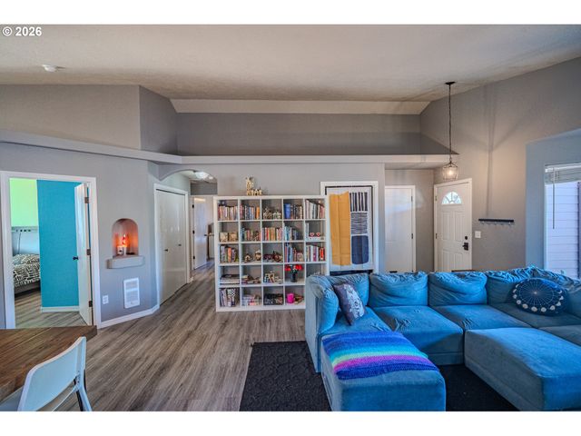 3126 S LA COSTA Loop, Salem, OR 97302
