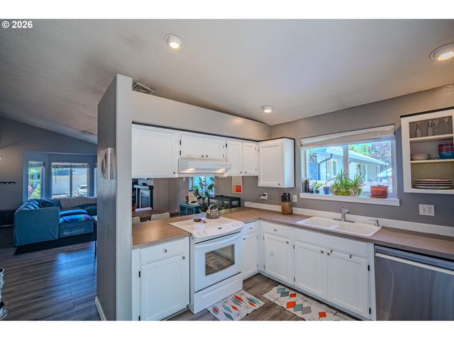 3126 S LA COSTA Loop, Salem, OR 97302