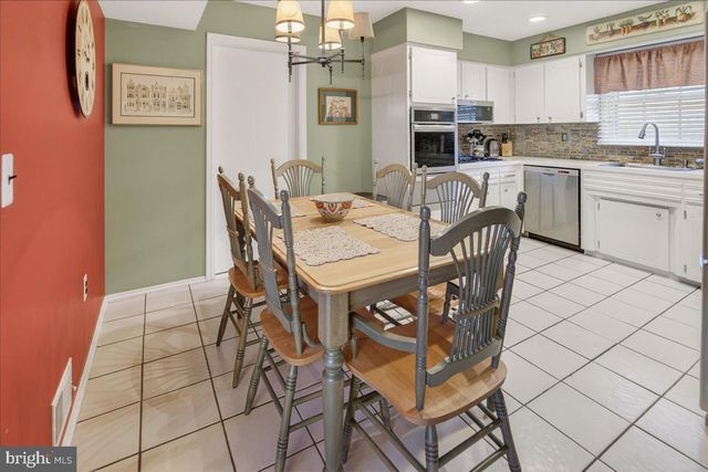 7 JAMES AVE, Kendall Park, NJ 08824