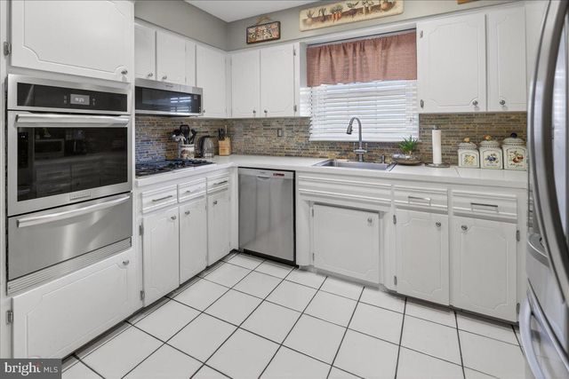 7 JAMES AVE, Kendall Park, NJ 08824