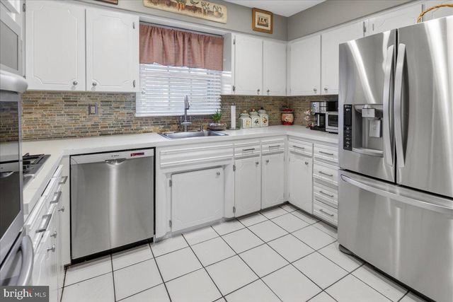 7 JAMES AVE, Kendall Park, NJ 08824