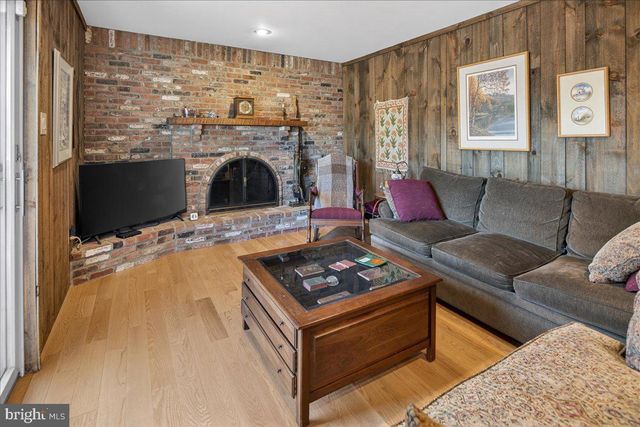 7 JAMES AVE, Kendall Park, NJ 08824