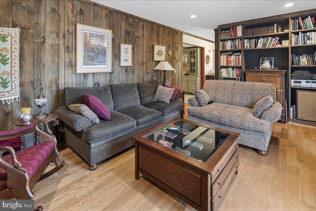 7 JAMES AVE, Kendall Park, NJ 08824