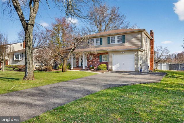 7 JAMES AVE, Kendall Park, NJ 08824