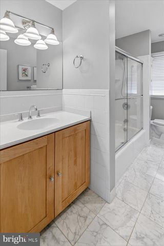 7 JAMES AVE, Kendall Park, NJ 08824