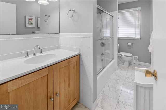 7 JAMES AVE, Kendall Park, NJ 08824