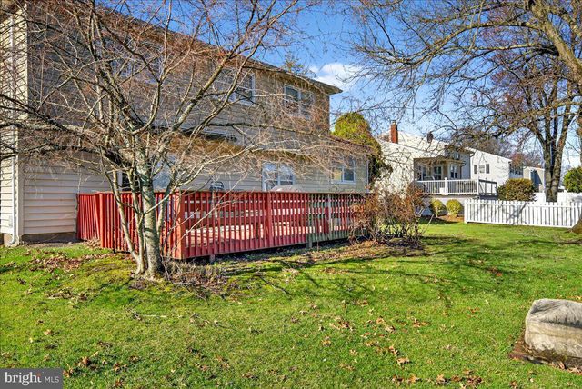 7 JAMES AVE, Kendall Park, NJ 08824