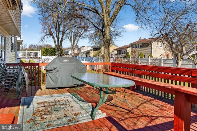 7 JAMES AVE, Kendall Park, NJ 08824