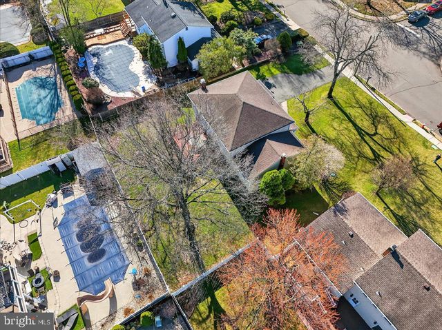 7 JAMES AVE, Kendall Park, NJ 08824