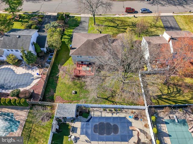 7 JAMES AVE, Kendall Park, NJ 08824