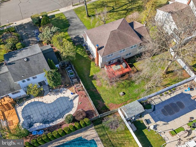 7 JAMES AVE, Kendall Park, NJ 08824