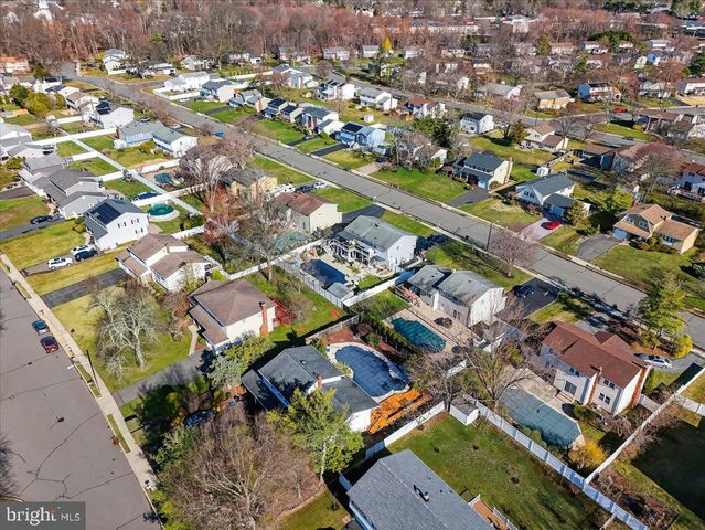 7 JAMES AVE, Kendall Park, NJ 08824