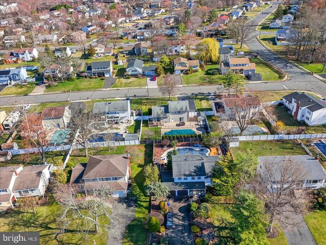 7 JAMES AVE, Kendall Park, NJ 08824