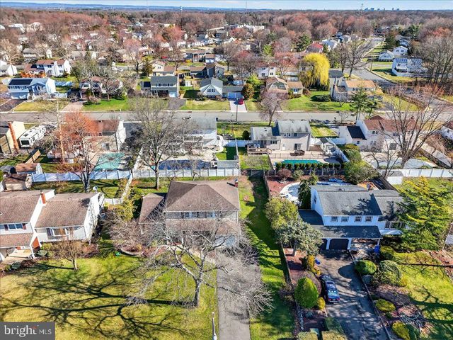 7 JAMES AVE, Kendall Park, NJ 08824