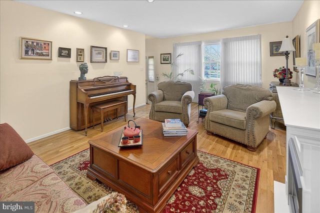 7 JAMES AVE, Kendall Park, NJ 08824