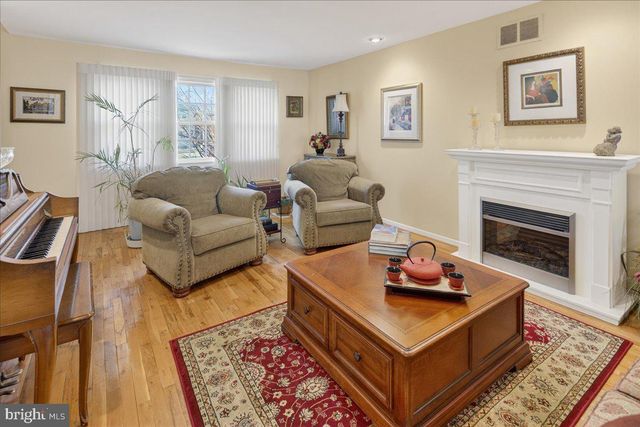 7 JAMES AVE, Kendall Park, NJ 08824