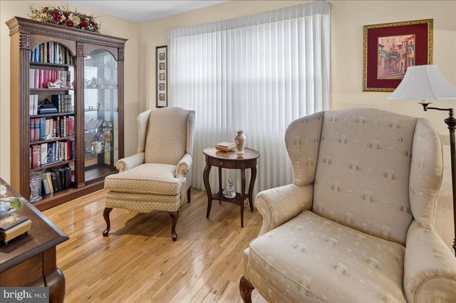 7 JAMES AVE, Kendall Park, NJ 08824